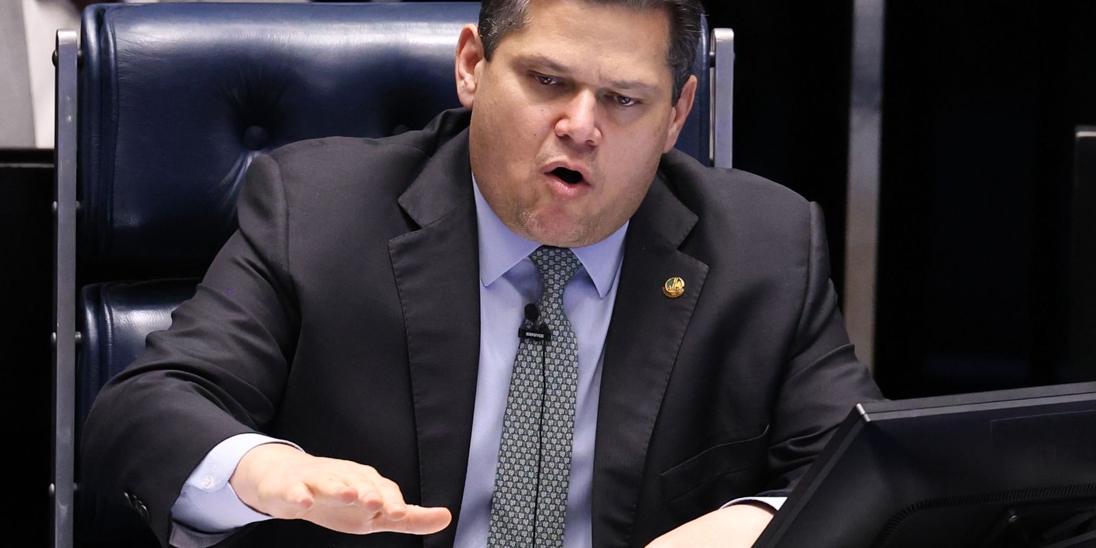 Alcolumbre promulga fim do 6x1 e cria aposentadoria para ACS/ACE