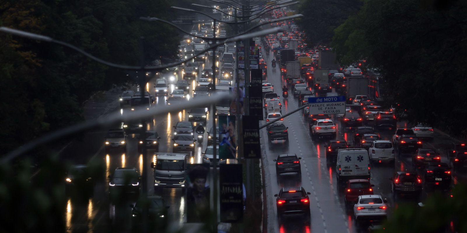 Chuva intensa alaga SP, causa três desabamentos e mata um homem