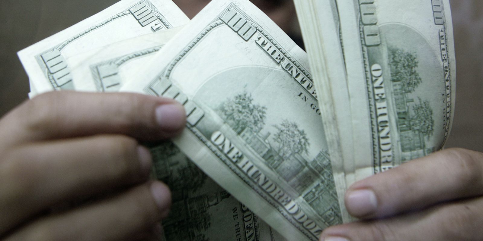 Dólar recua a R$4,985 e Ibovespa bate recorde acima de 209 mil