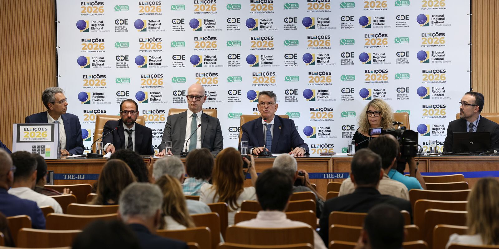 Douglas Ruas é eleito governador do RJ com 50,88% no 1º turno