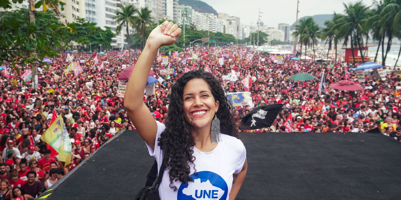 Estudantes ocupam ruas por democracia e educação antes do 2º turno