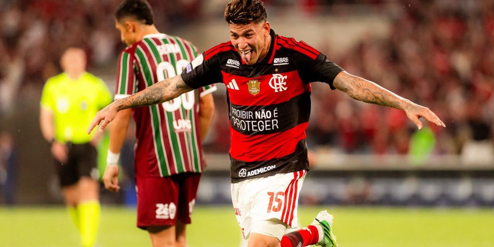 Flamengo vence Fluminense e segue líder; Palmeiras goleia Corinthians