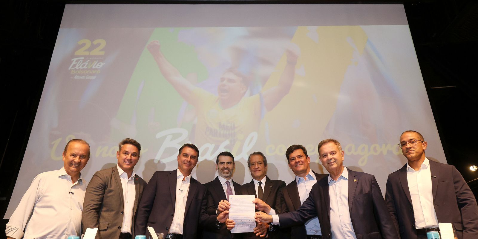 Flávio Bolsonaro articula apoio de 14 governadores e atrai Augusto Cury