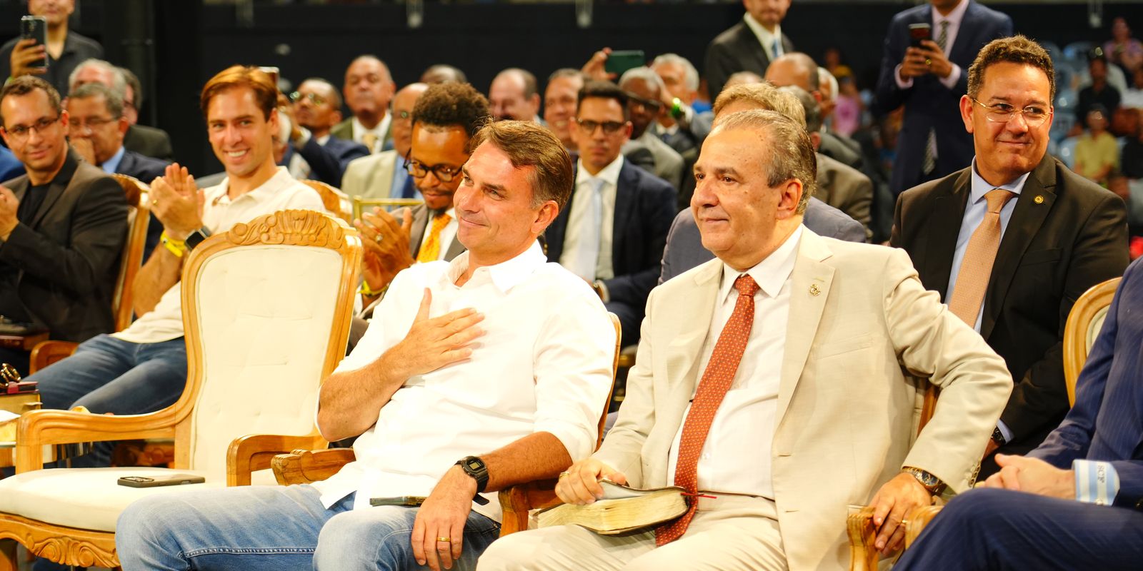 Flávio Bolsonaro reúne aliados em São Paulo e critica governo