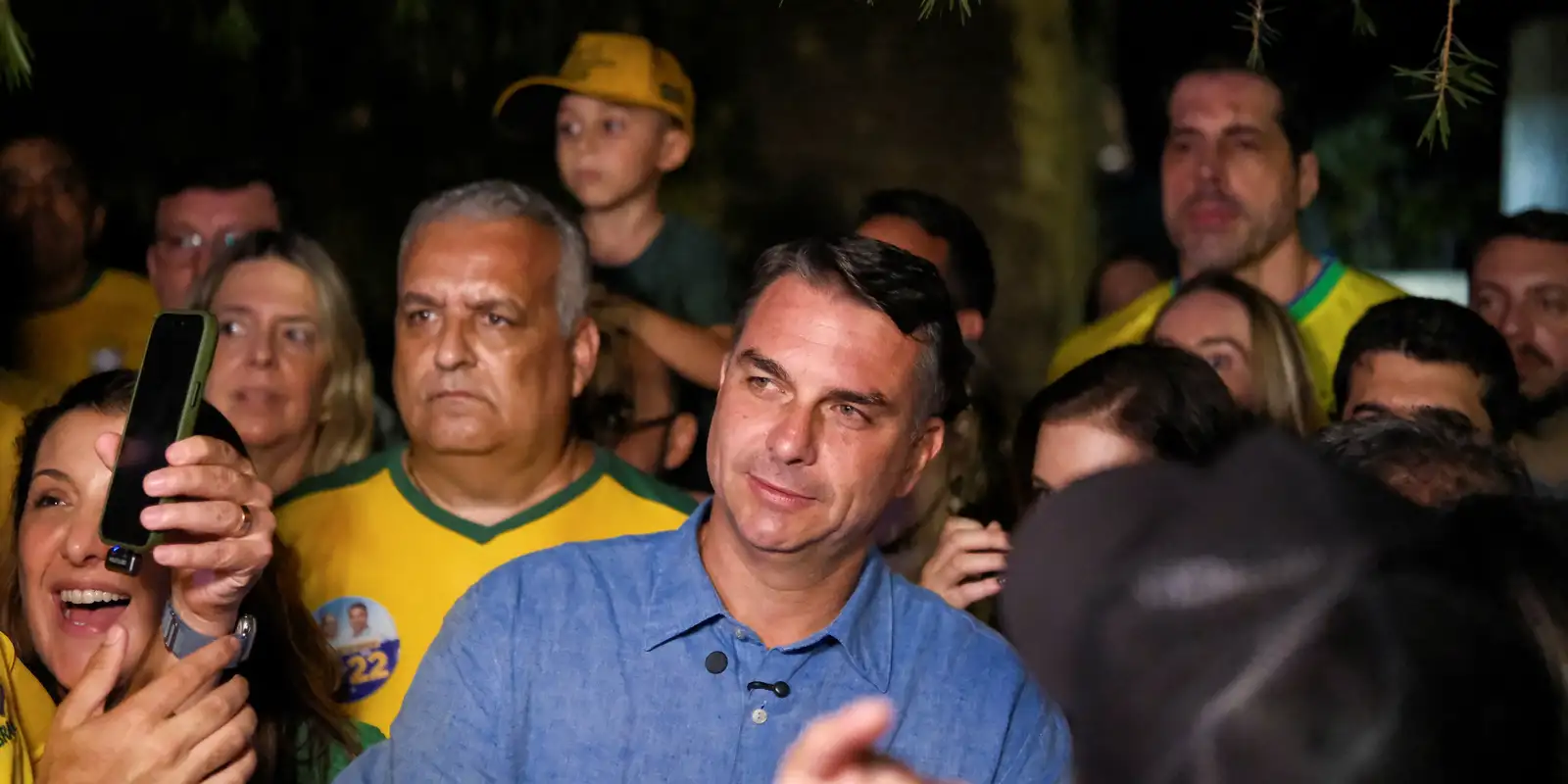 Flávio Bolsonaro visita Jair em prisão domiciliar e volta motivado à campanha