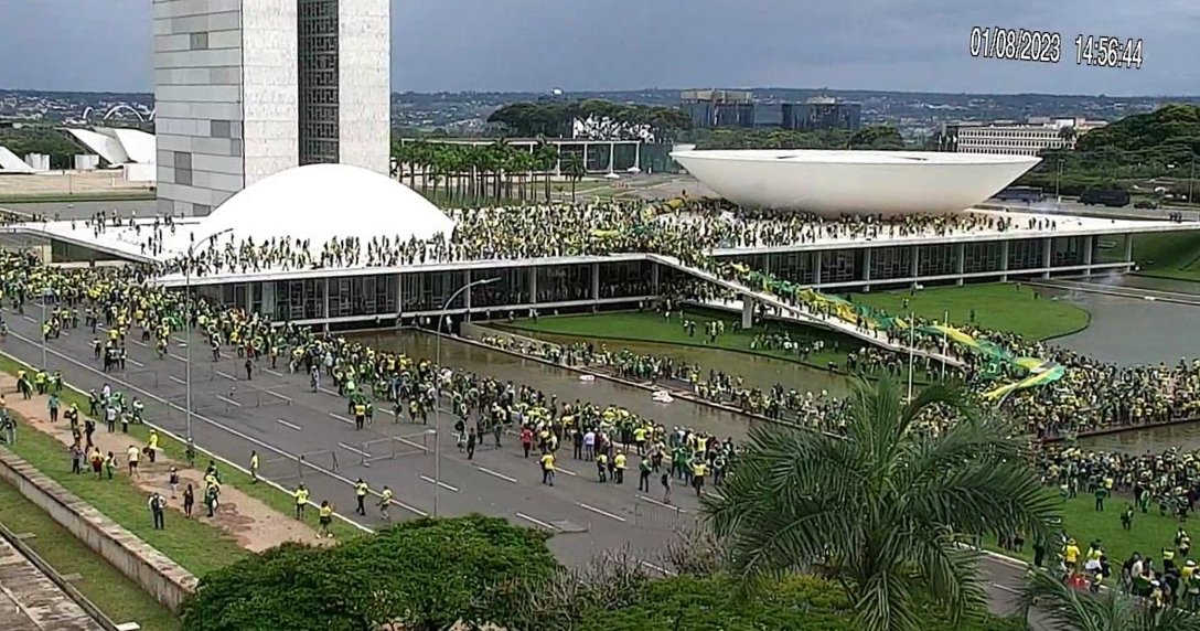 Flávio se reúne com Jair; Lula grava programas em Brasília