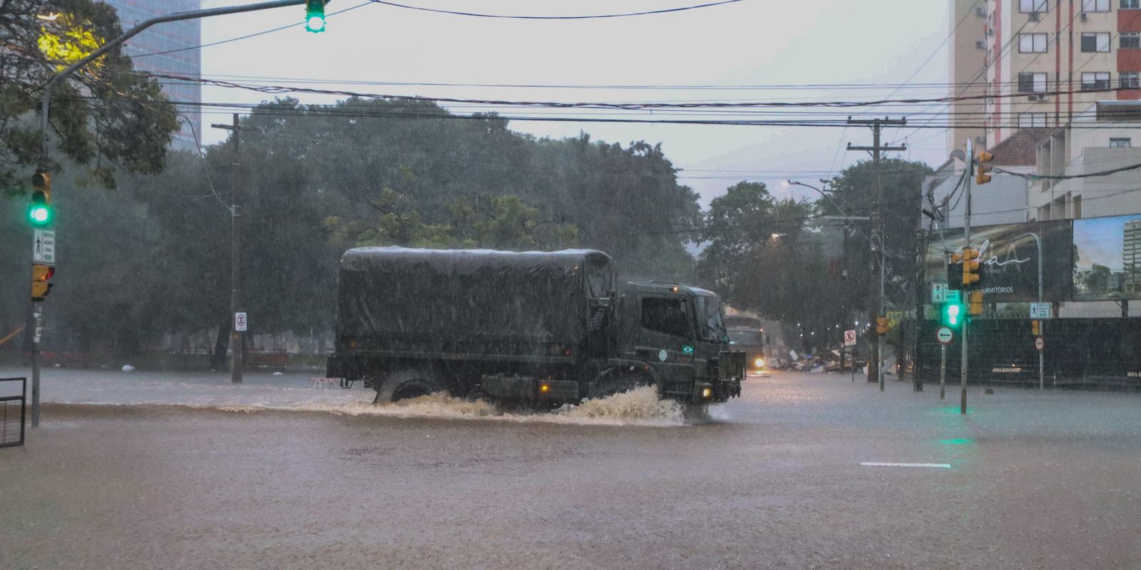 Inmet decreta aviso vermelho para tempestades no Sul; seca avança na Bahia