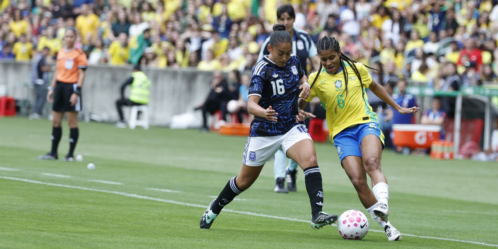 Lesões afastam duas, seleção feminina treina na Arena Pernambuco
