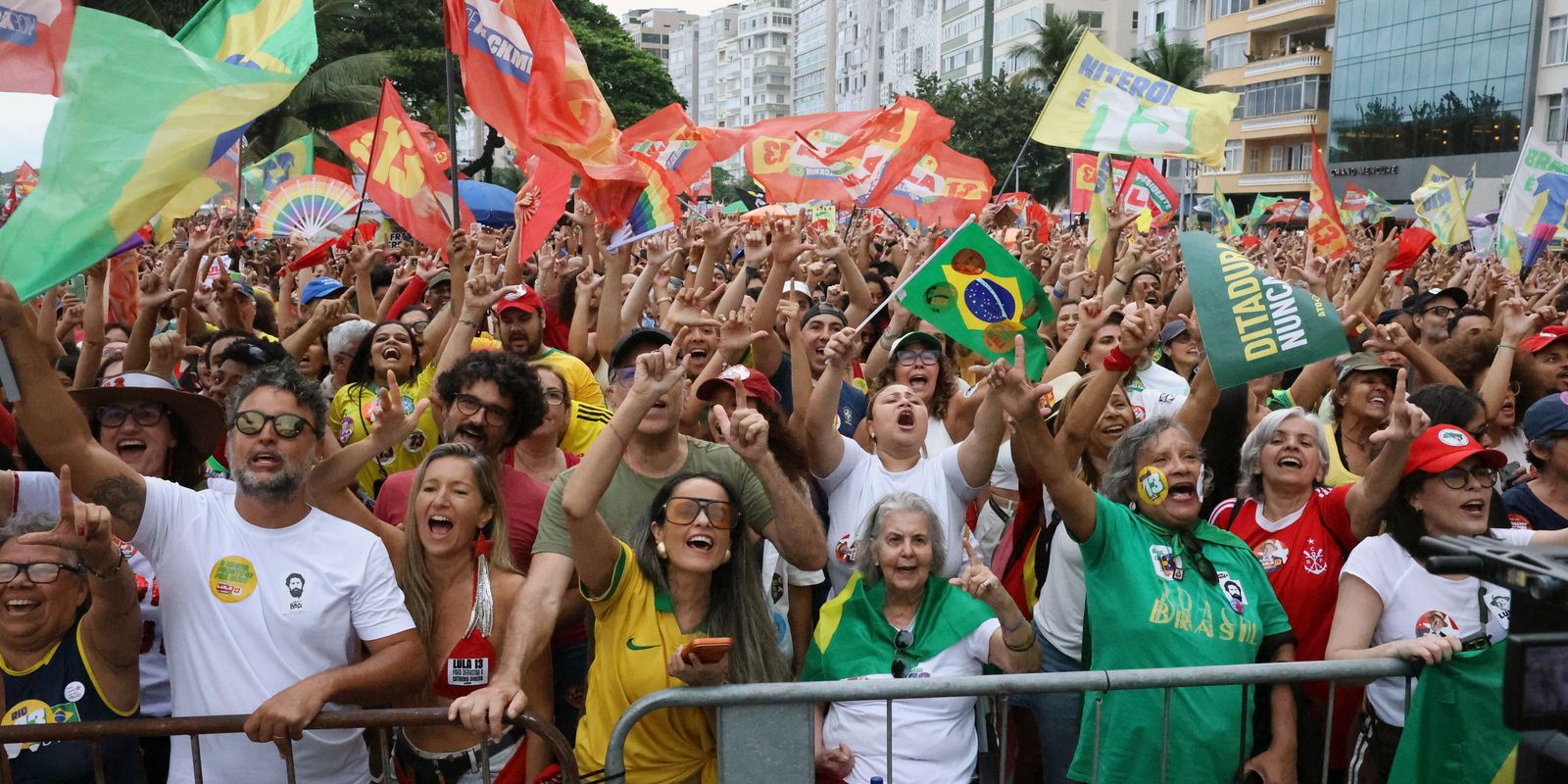 Manifestantes vão às ruas em 500 cidades por democracia e reeleição