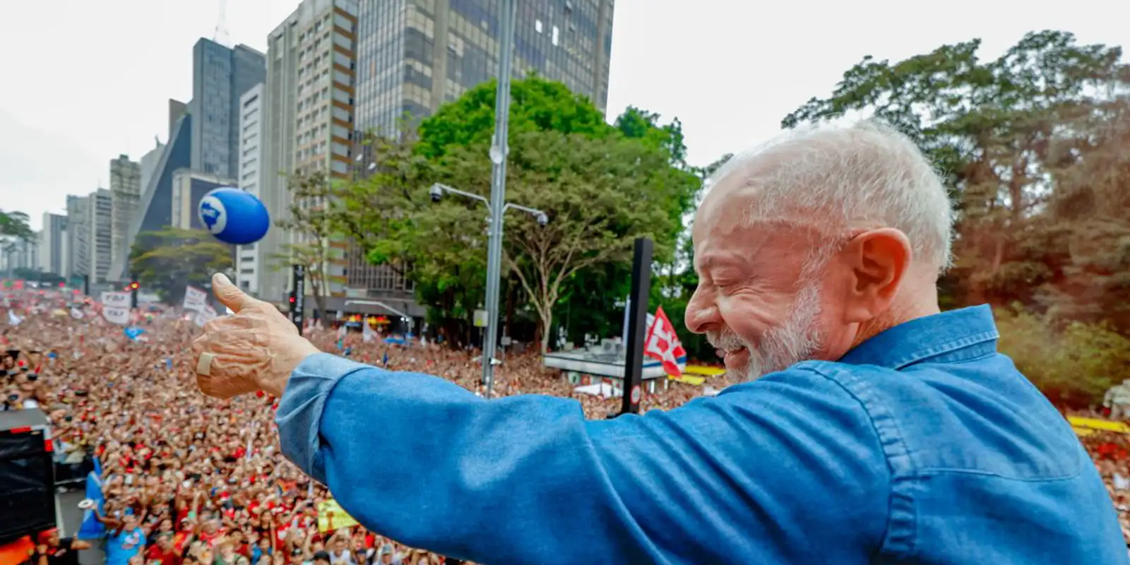 Milhares ocupam Avenida Paulista em marcha pró-Lula; ato reúne movimentos e fãs