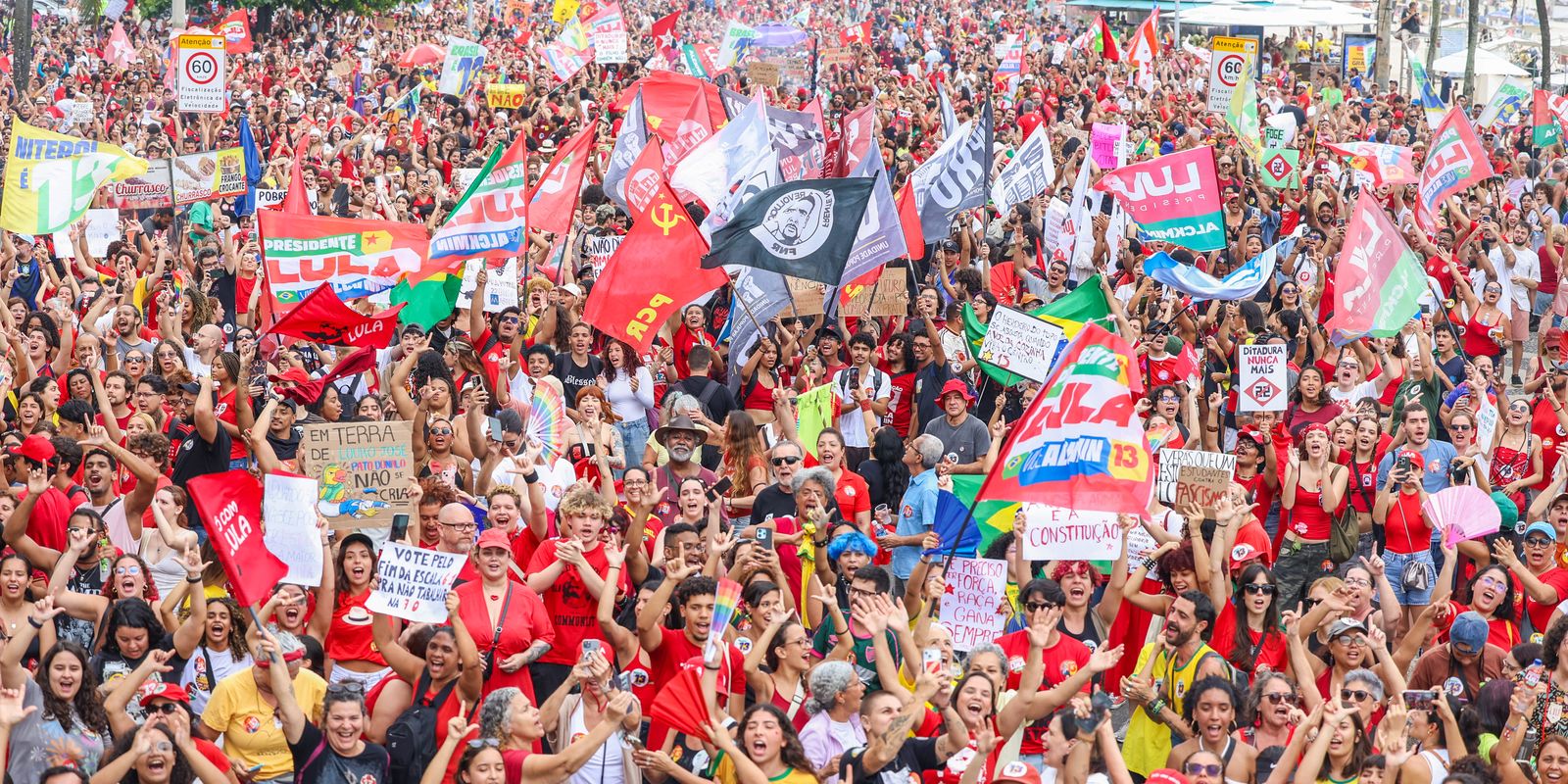 Milhares ocupam orla de Copacabana em ato pró-democracia e Lula