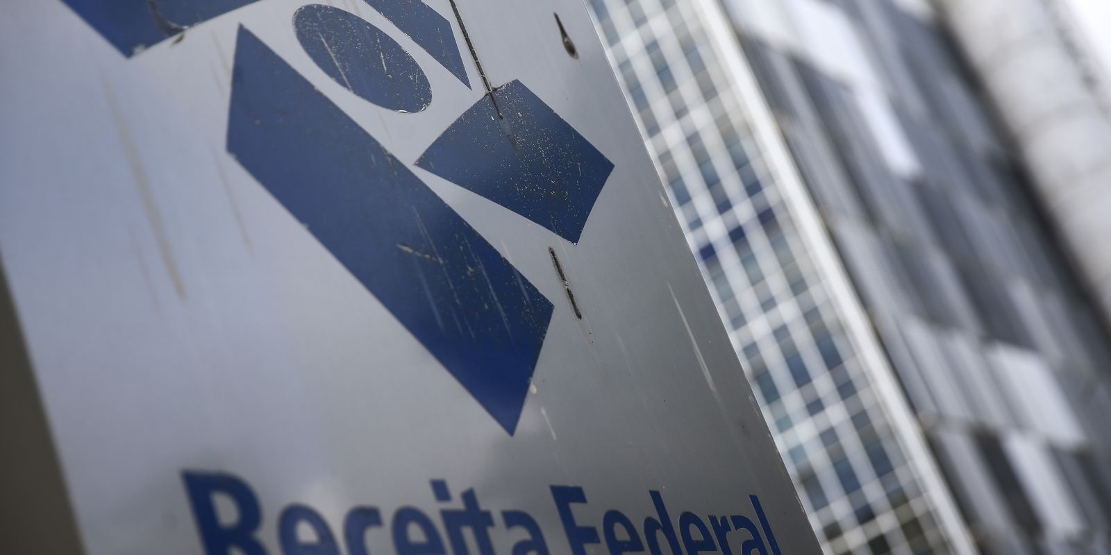Receita devolve R$ 41 bilhões a 26 milhões de contribuintes em 2026