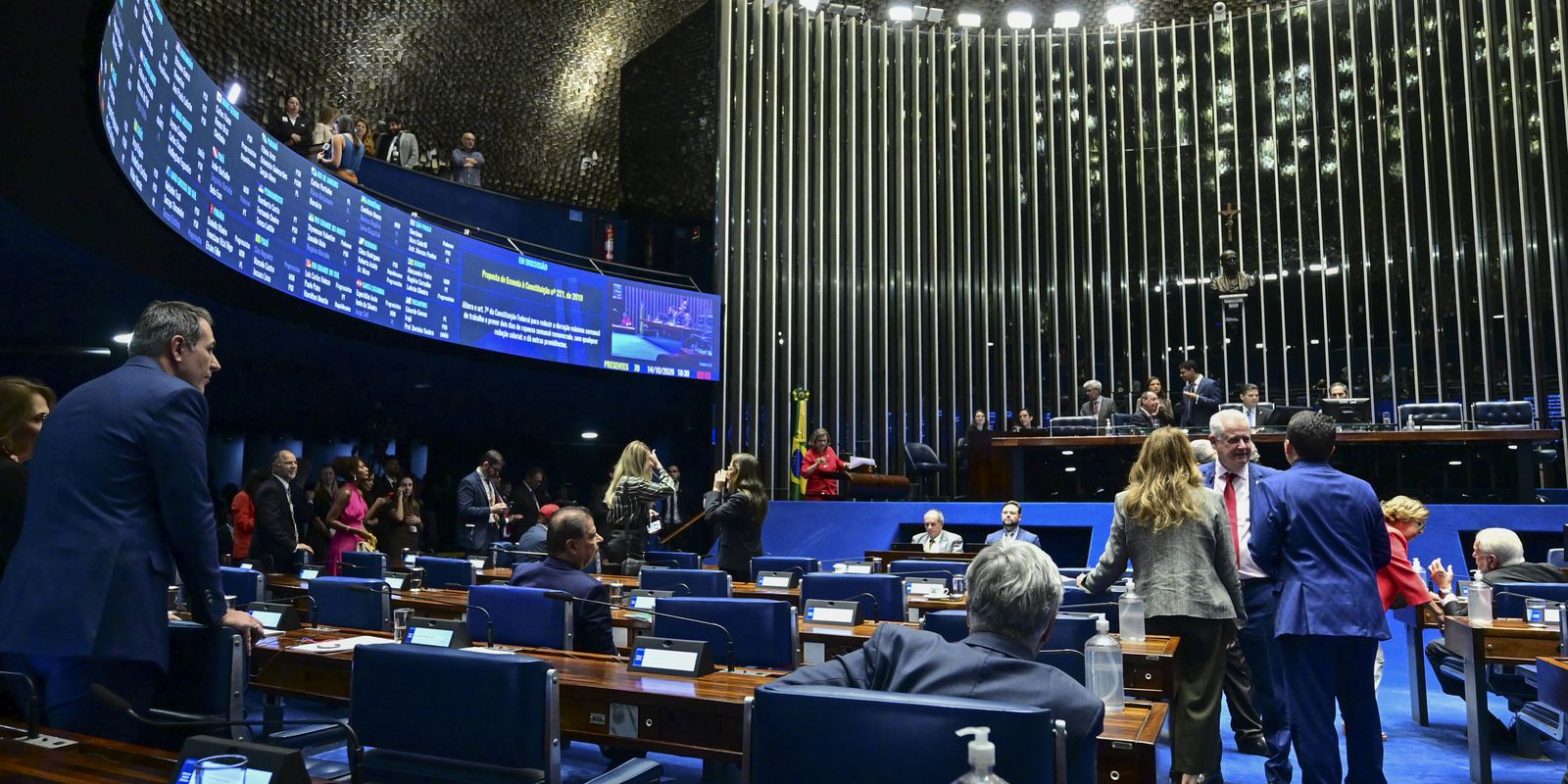 Senado aprova fim da escala 6x1 e reduz jornada para 40 horas semanais