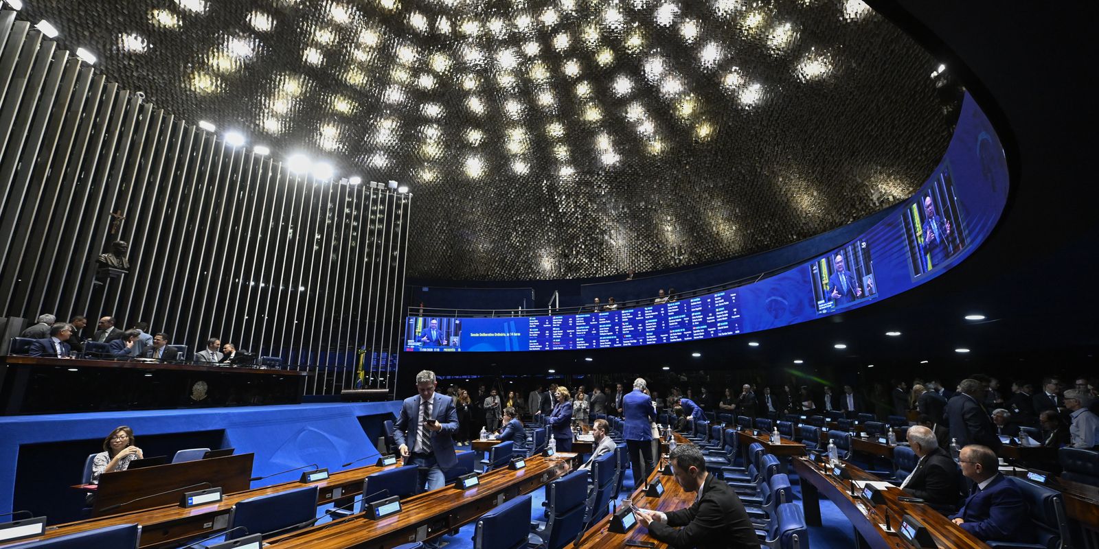 Senado inicia votação da PEC que reduz jornada e acaba com 6x1