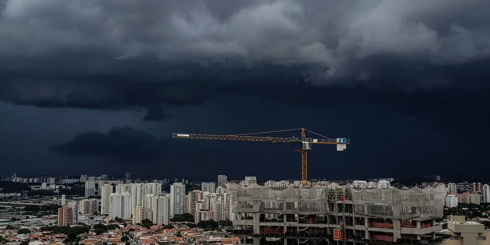 Sistema de nuvens forma corredor e ativa alerta de tempestades