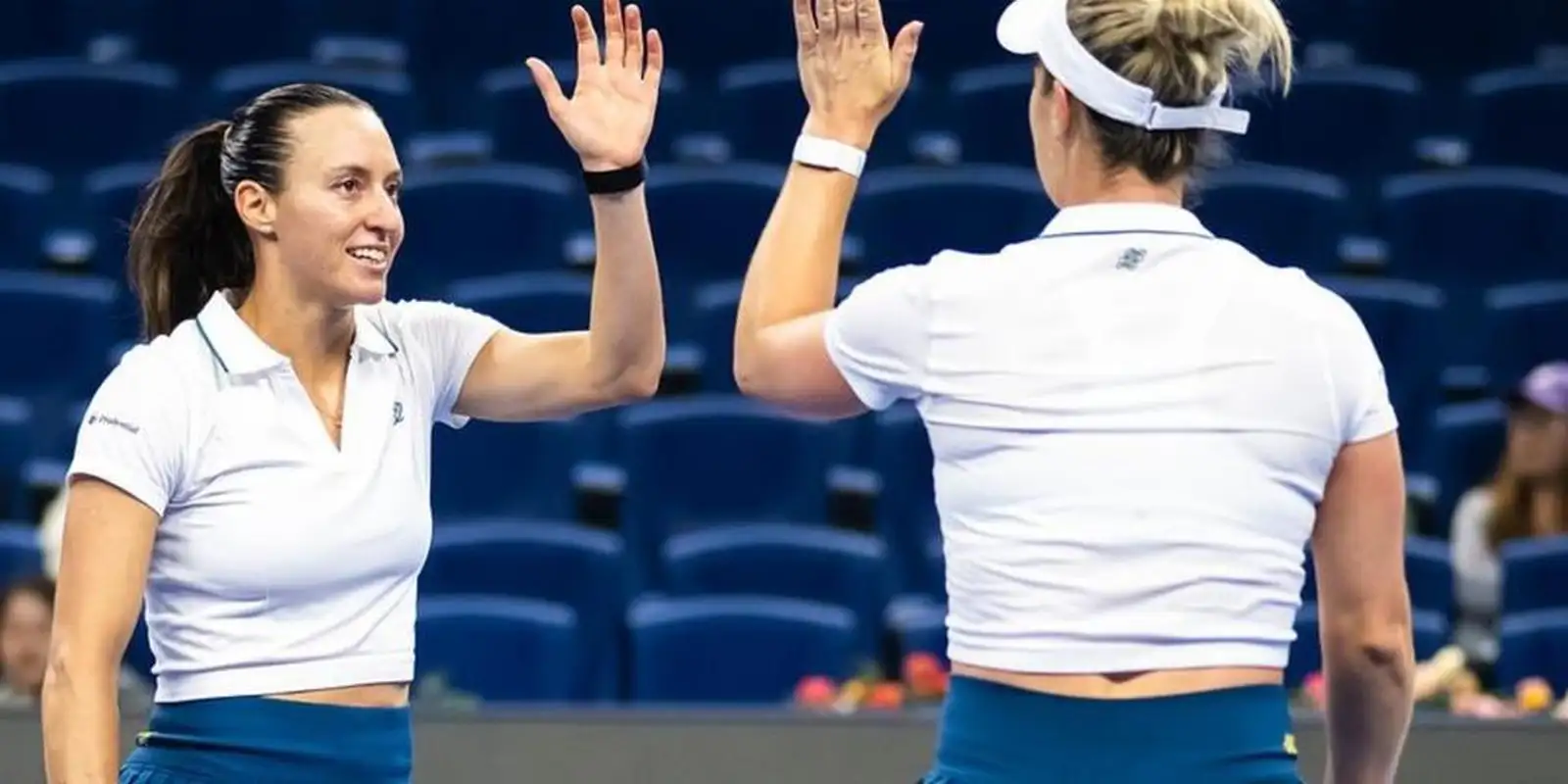 Stefani e Dabrowski derrubam campeãs olímpicas e chegam à semifinal