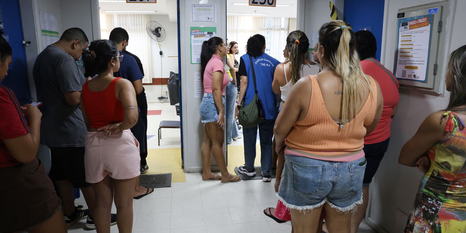 Transferência de seções na Maré provoca filas e mobiliza moradores